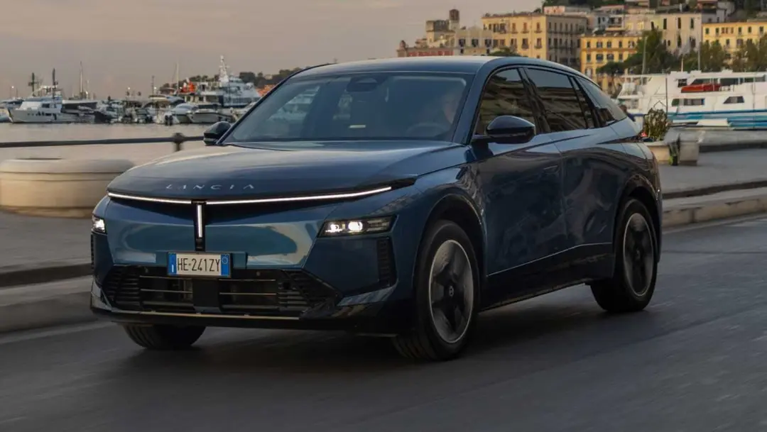 شاسی‌بلند لانچیا گاما (Lancia Gamma) در حال حرکت در جاده‌ای ساحلی