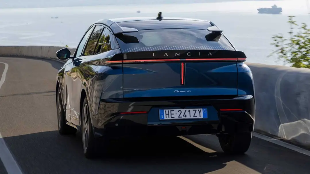 شاسی‌بلند اسپرت لانچیا گاما (Lancia Gamma) در حال حرکت در جاده ساحلی