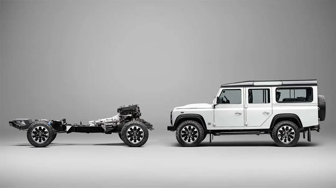 شاسی و بدنه لندروور دیفندر (Land Rover Defender) کلاسیک در کنار قطعات فنی موتور V8