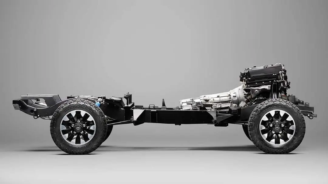 شاسی و موتور V8 خودروی لندروور دیفندر (Land Rover Defender) کلاسیک