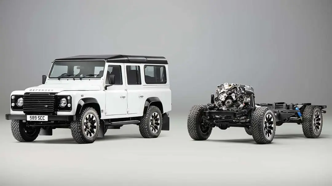 خودروی لندروور دیفندر (Land Rover Defender) کلاسیک سفید و شاسی خودرو با موتور V8
