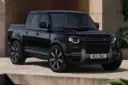 پیکاپ لندروور دیفندر (Land Rover Defender) با بدنه مشکی در فضای باز