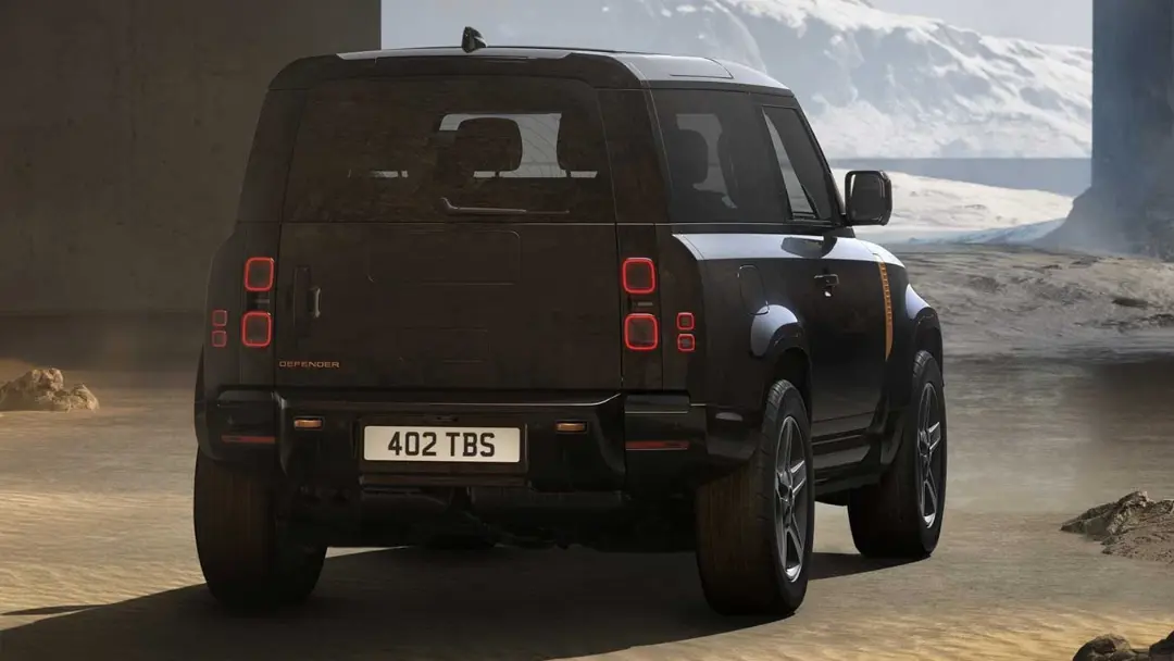 خودروی لندروور دیفندر (Land Rover Defender) در یک محیط کوهستانی و برفی