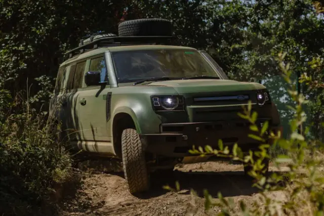 خودروی نظامی لندروور دیفندر ولف سری II (Land Rover Defender Wolf Series II) در مسیر خاکی