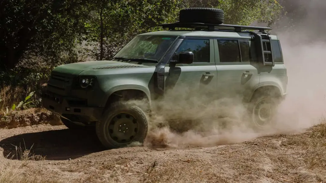 لندروور دیفندر ولف سری II (Defender Wolf Series II) در حال حرکت در مسیر خاکی