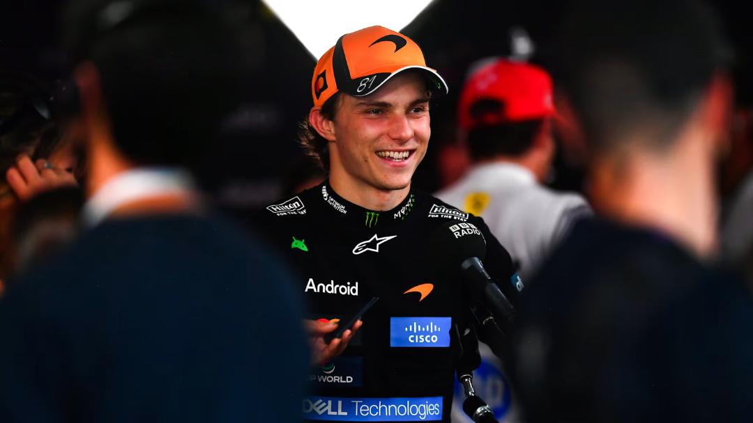 لاندو نوریس (Lando Norris) با لباس تیم مک‌لارن در پیست مسابقات