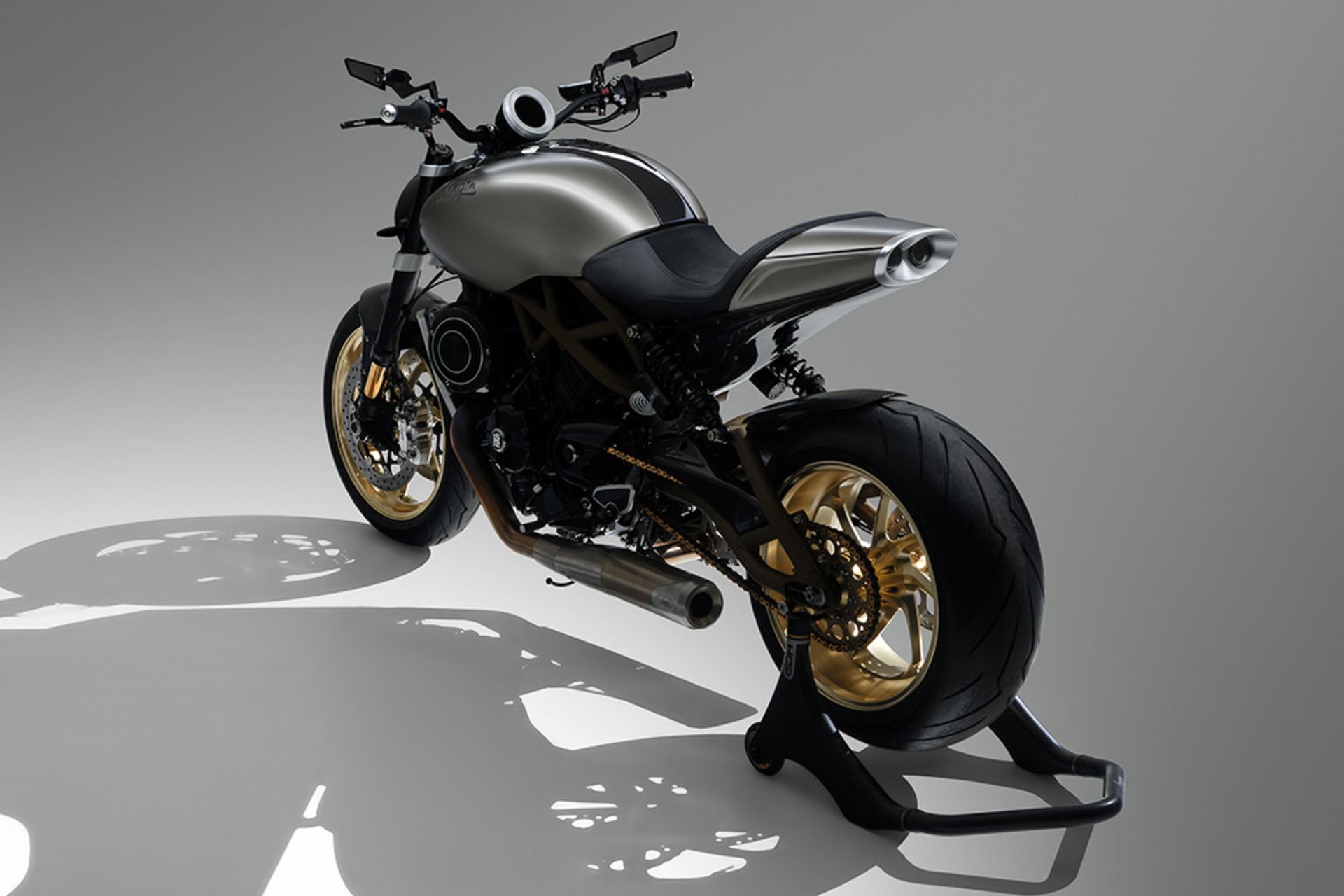 موتورسیکلت اسپرت نیکد لانگن لایت اسپید روی استند