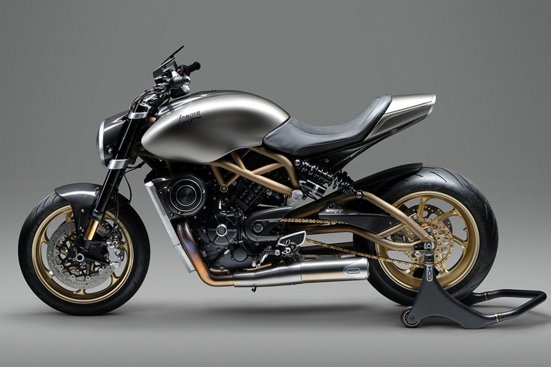 نمای جانبی موتورسیکلت اسپرت نیکد لانگن لایت اسپید