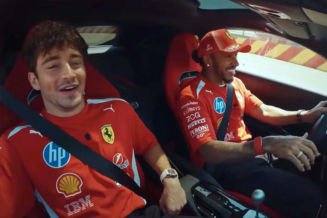 لوئیس همیلتون (Lewis Hamilton) و چارلز لکلرک (Charles Leclerc) در داخل کابین خودروی فراری ۱۲ سیلندر