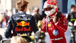 شارل لکلرک (Charles Leclerc) با لباس قرمز فراری در حال صحبت با ورشتپن راننده تیم ردبول