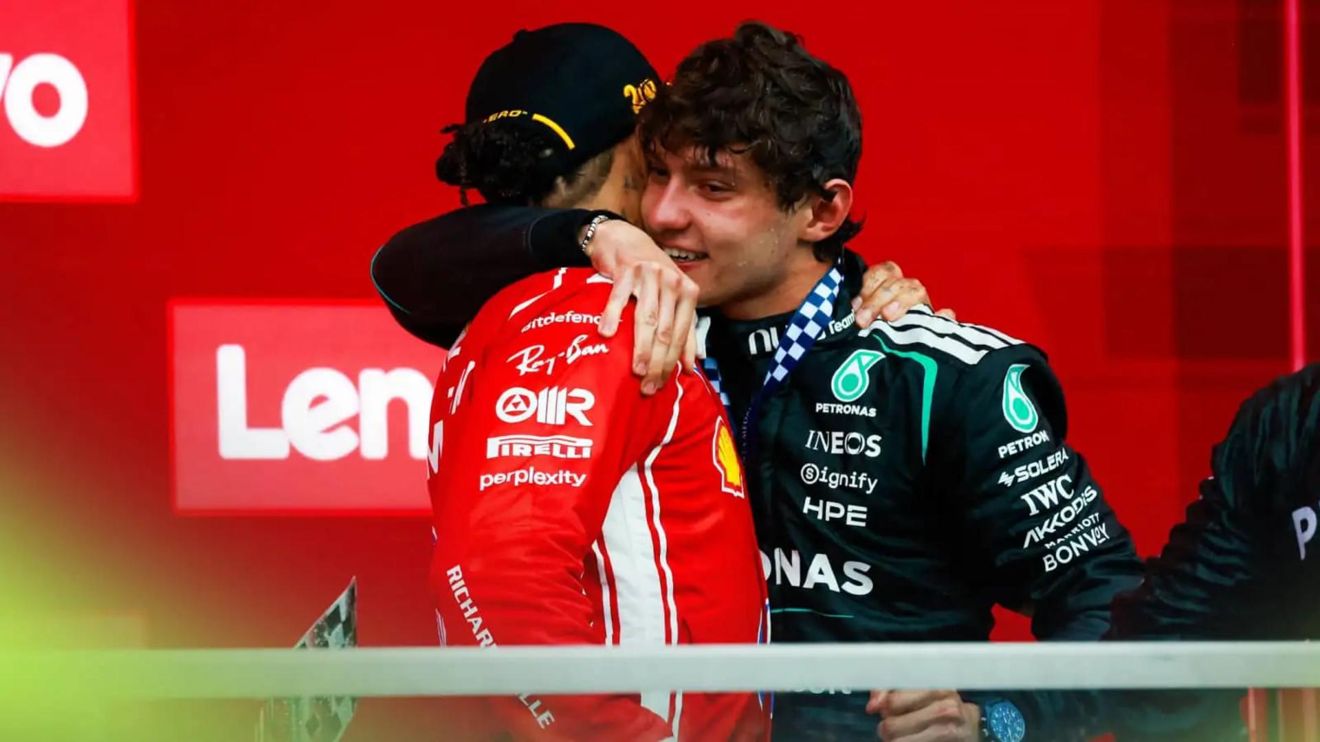 لوییس همیلتون (Lewis Hamilton) و آنتونلی در حال آغوش گرفتن در پیست مسابقه