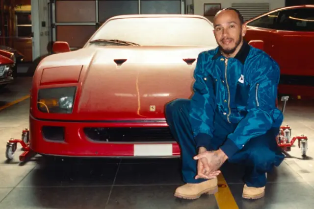 خودروی قرمز رنگ فراری F40 (Ferrari F40) در کنار لوئیس همیلتون (Lewis Hamilton)