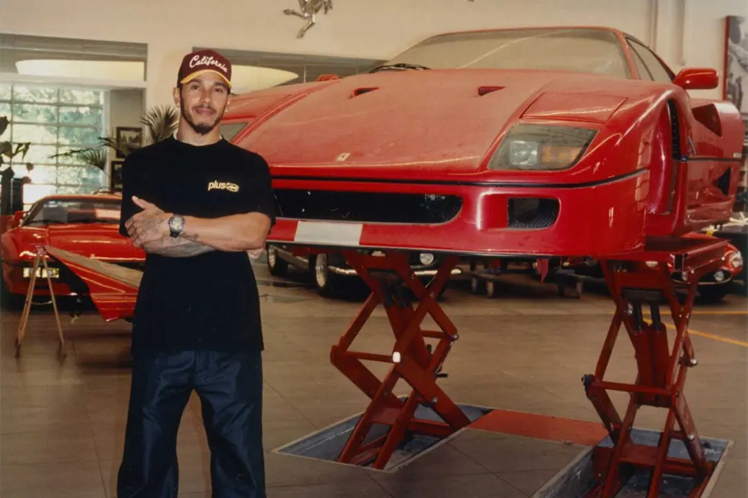 لوئیس همیلتون (Lewis Hamilton) در کنار خودروی کلاسیک فراری F40 در مارانلو