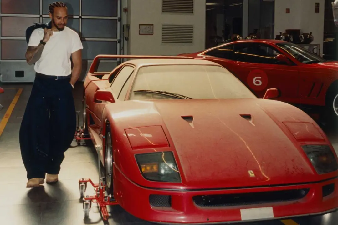 خودروی قرمز فراری F40 (Ferrari F40) در کنار لوئیس همیلتون (Lewis Hamilton)