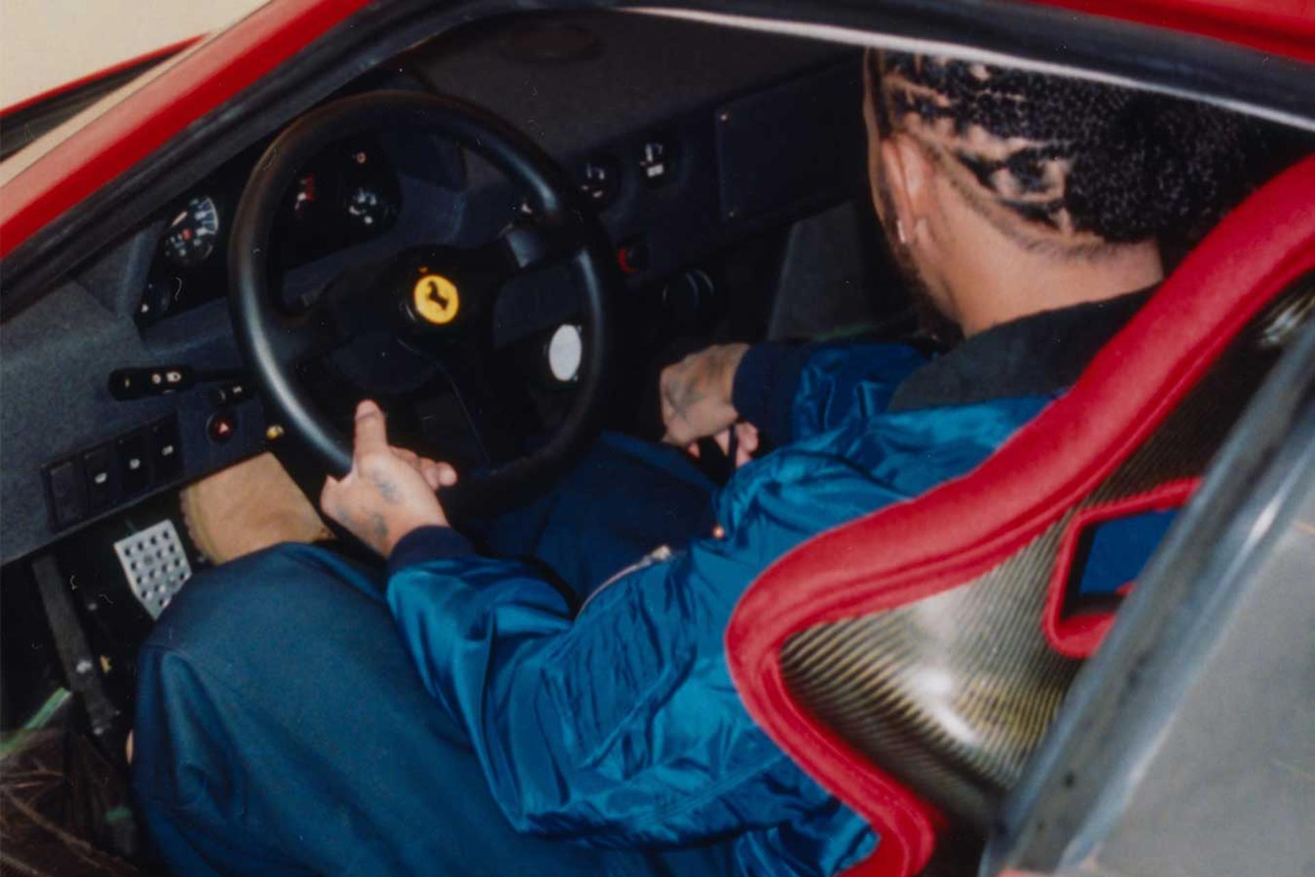 لوئیس همیلتون (Lewis Hamilton) پشت فرمان خودروی کلاسیک فراری F40