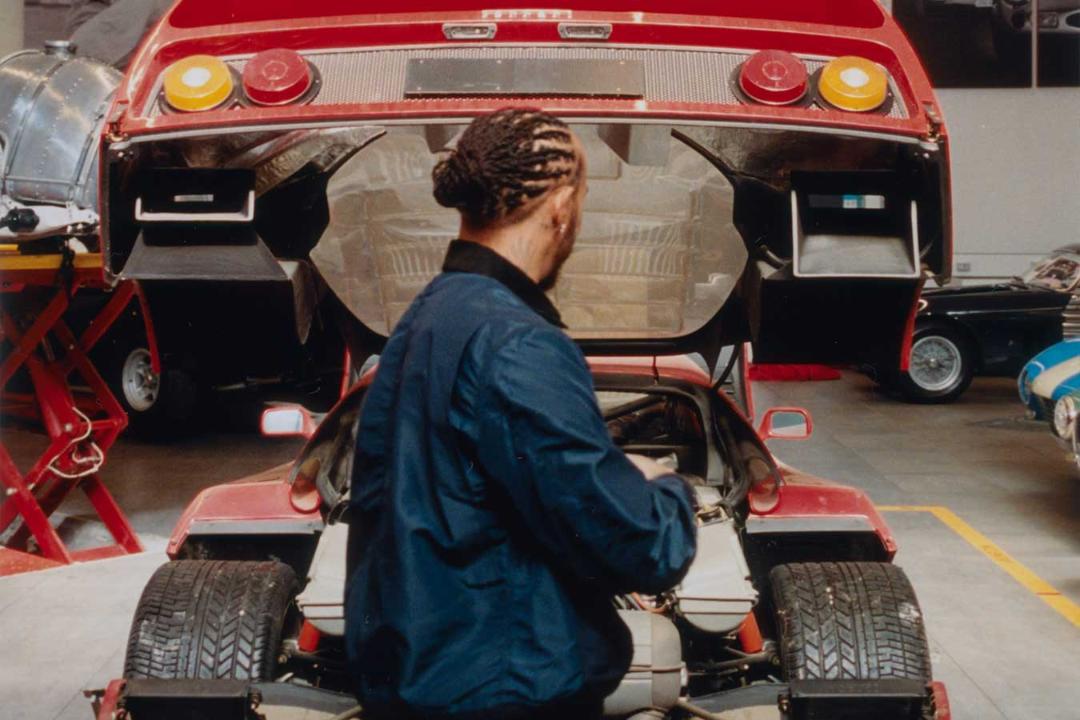 بخش فنی و موتور خودروی فراری (Ferrari) F40 در حال بازسازی