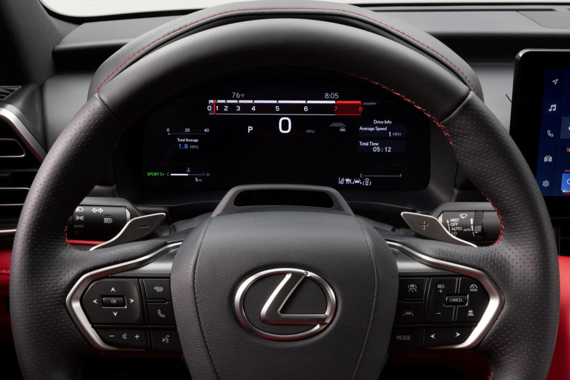 فرمان چرمی و صفحه نمایش دیجیتال خودروی لکسوس (Lexus) با نمایش سرعت صفر