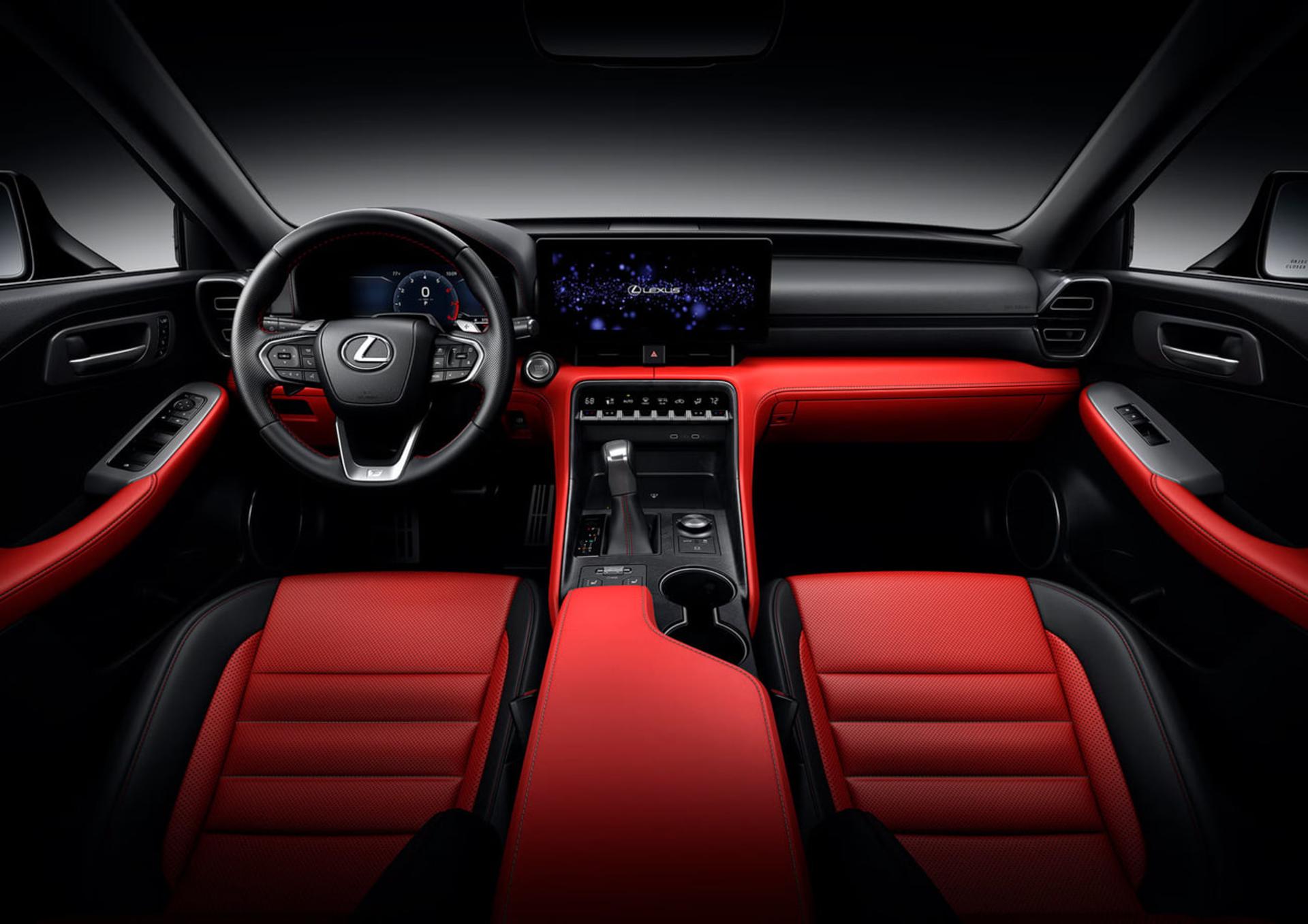داشبورد و کابین داخلی خودروی لکسوس (Lexus) با طراحی مدرن و صندلی‌های قرمز