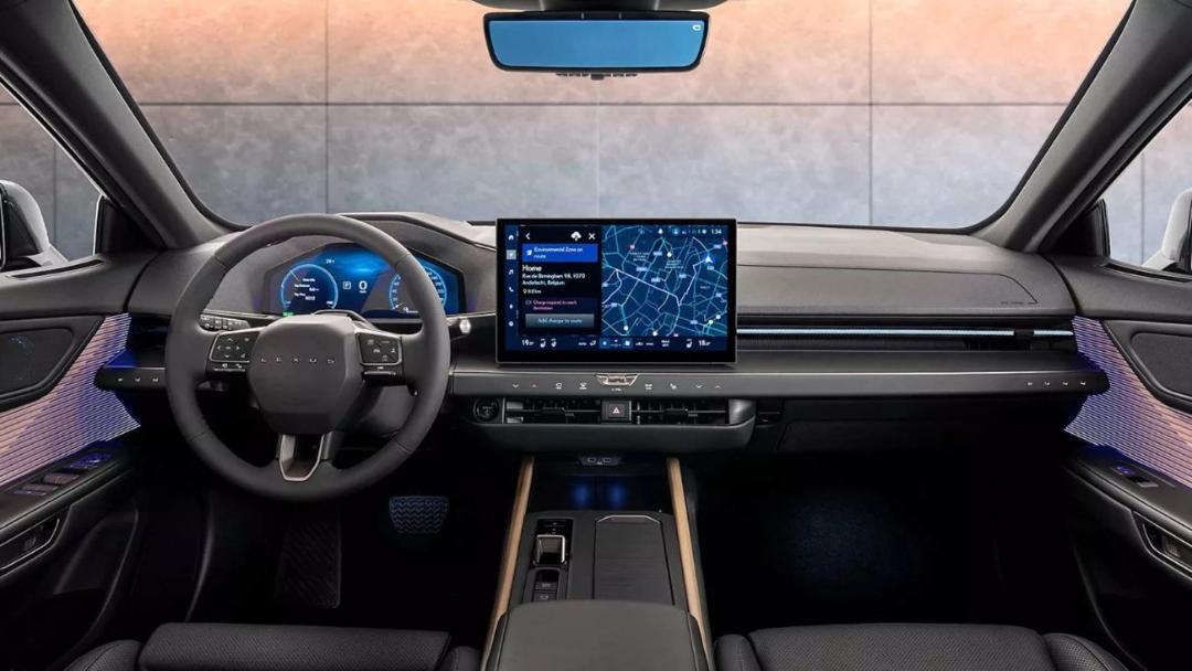 داخل کابین لکسوس ES350e