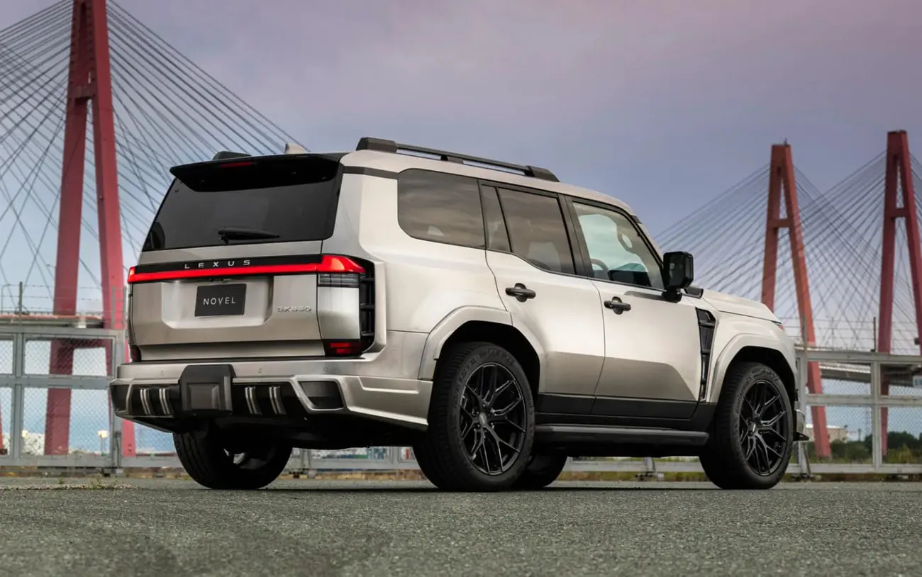 خودروی لکسوس (Lexus) GX 550 مدل نوول با رنگ نقره‌ای در مقابل پل