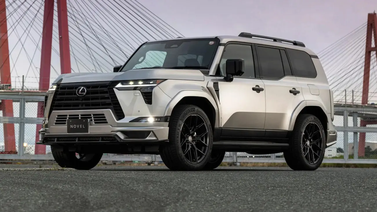 خودروی لکسوس GX 550 (Lexus GX 550) با قطعات اصلاح‌شده Novel در کنار پل
