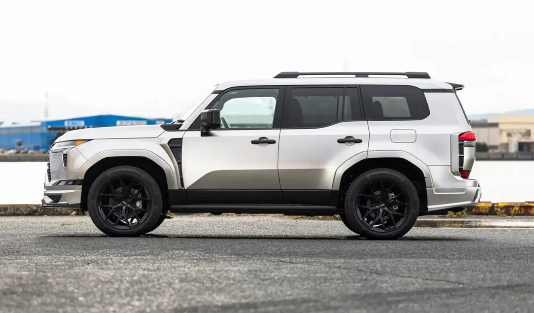 خودروی لکسوس GX 550 (Lexus GX 550) با قطعات اصلاح‌شده Novel در نمای جانبی