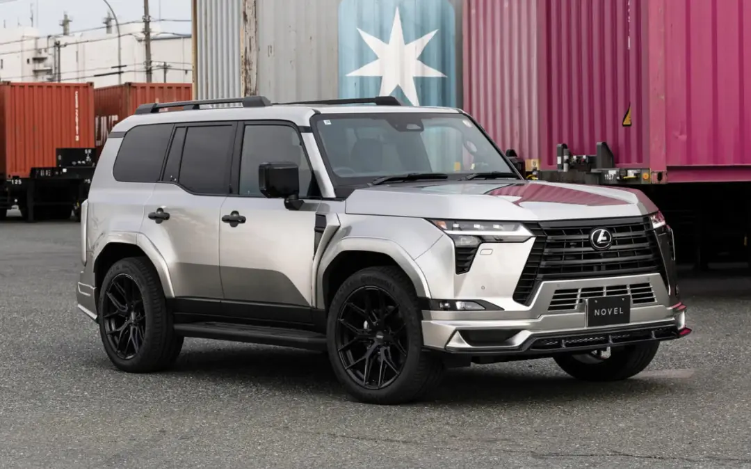 خودروی لکسوس (Lexus) GX 550 با پکیج اصلاح‌شده Novel در فضای باز