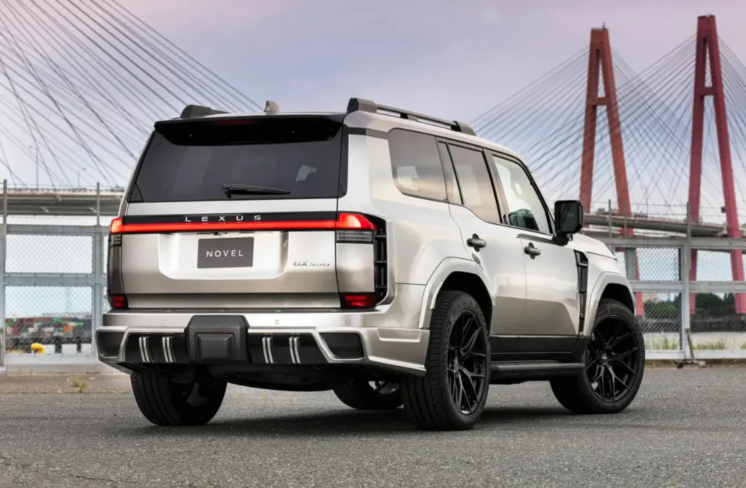 خودروی لکسوس (Lexus) GX 550 با قطعات اصلاح‌شده نول در فضای باز