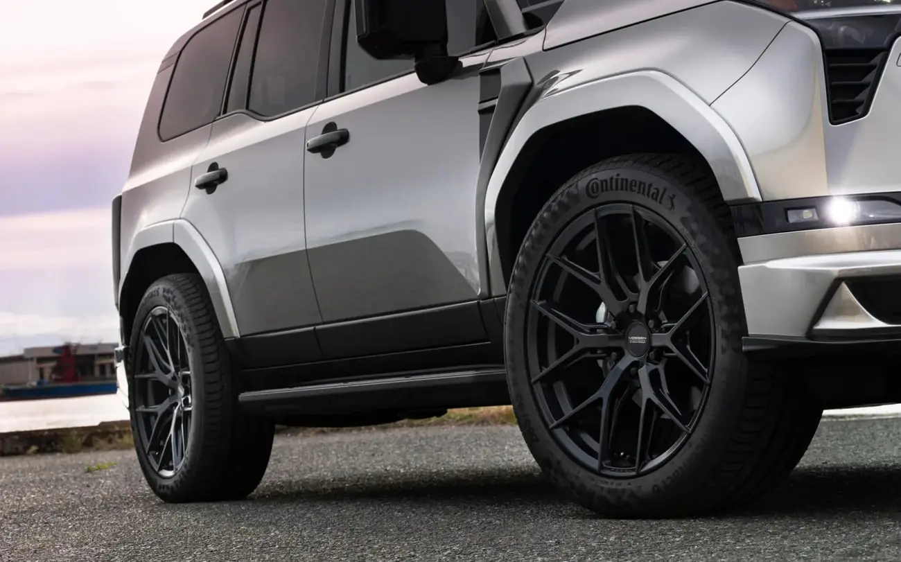 خودرو لکسوس GX 550 (Lexus GX 550) با رینگ‌های مشکی بزرگ