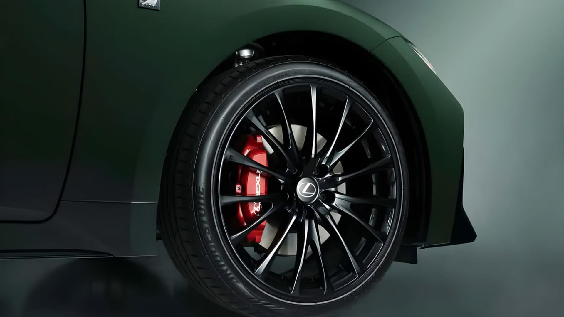 چرخ آلیاژ مشکی و کالیپر قرمز ترمز خودروی لکسوس (Lexus) IS مدل ۲۰۲۷