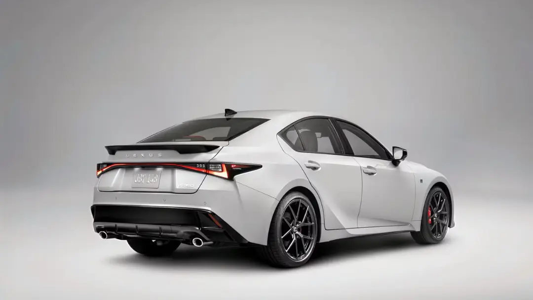 خودرو سدان لکسوس (Lexus) IS 250 سفید رنگ در استودیو