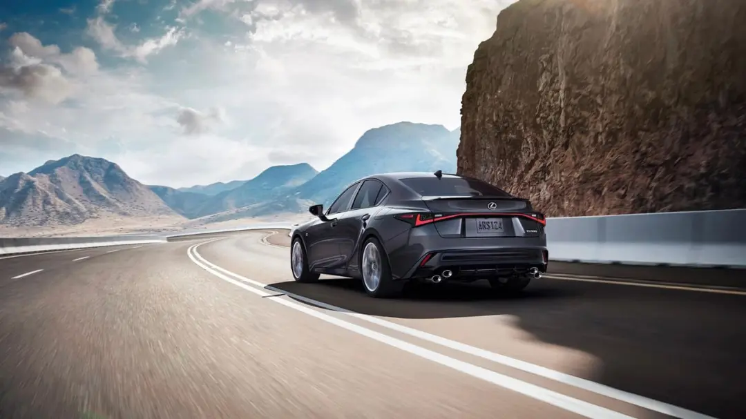 لکسوس IS 500 (Lexus IS 500) در حال حرکت در جاده کوهستانی