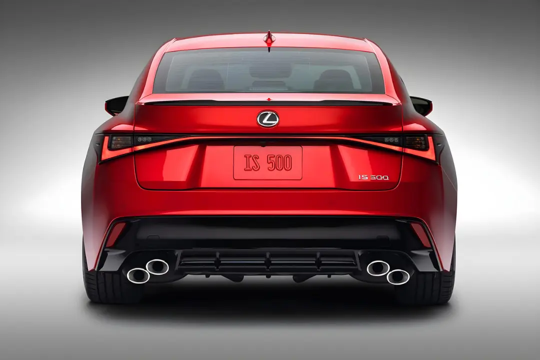 نمای عقب خودروی قرمز رنگ لکسوس IS 500 (Lexus IS 500) با چهار خروجی اگزوز