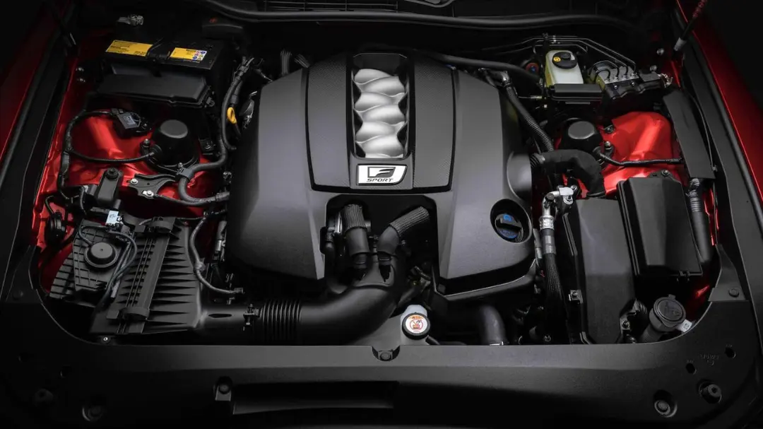 موتور ۵ لیتری V8 مدل 2UR-GSE در محفظه موتور لکسوس IS 500 (Lexus IS 500)