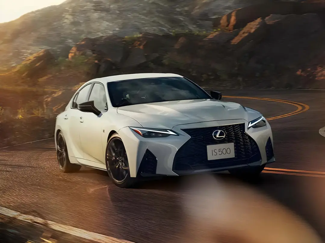 لکسوس IS 500 (Lexus IS 500) سفید در حال حرکت در جاده کوهستانی