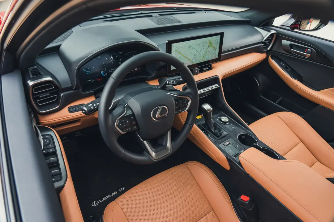 کابین داخلی و داشبورد خودروی لکسوس (Lexus IS) با صندلی‌های چرمی قهوه‌ای