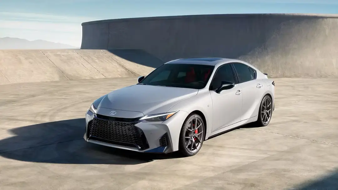 خودرو سدان لکسوس (Lexus) IS سفید رنگ در فضای باز