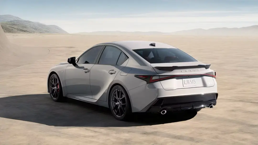 سدان لوکس لکسوس (Lexus IS) با رنگ نقره‌ای در فضای بیابانی