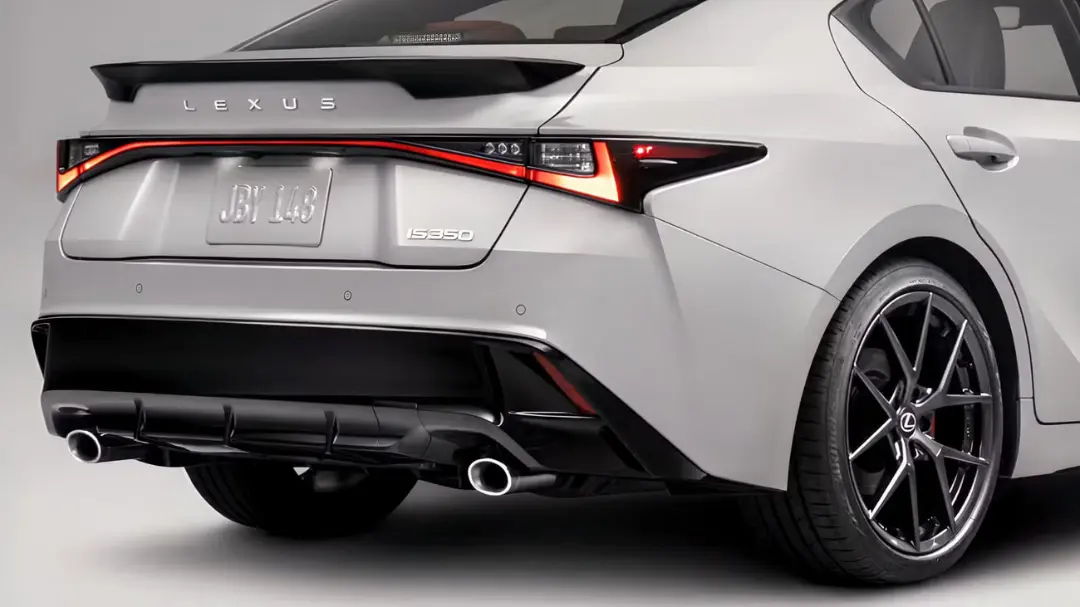 بخش عقب خودروی لوکس لکسوس (Lexus) مدل IS350 با رنگ نقره‌ای