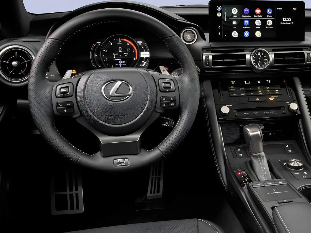 کابین و فرمان خودروی لکسوس (Lexus) IS 500 F Sport Performance با نمایش صفحه کیلومتر دیجیتال