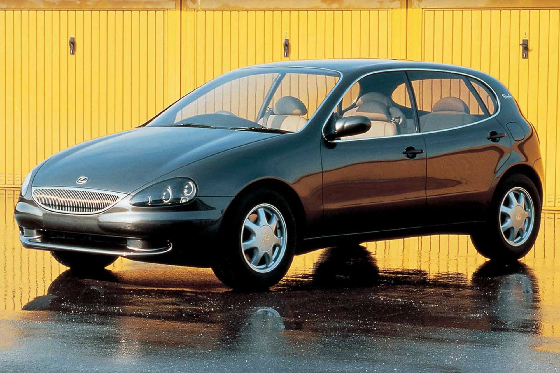 لکسوس لاندائو هاچ‌بک V8