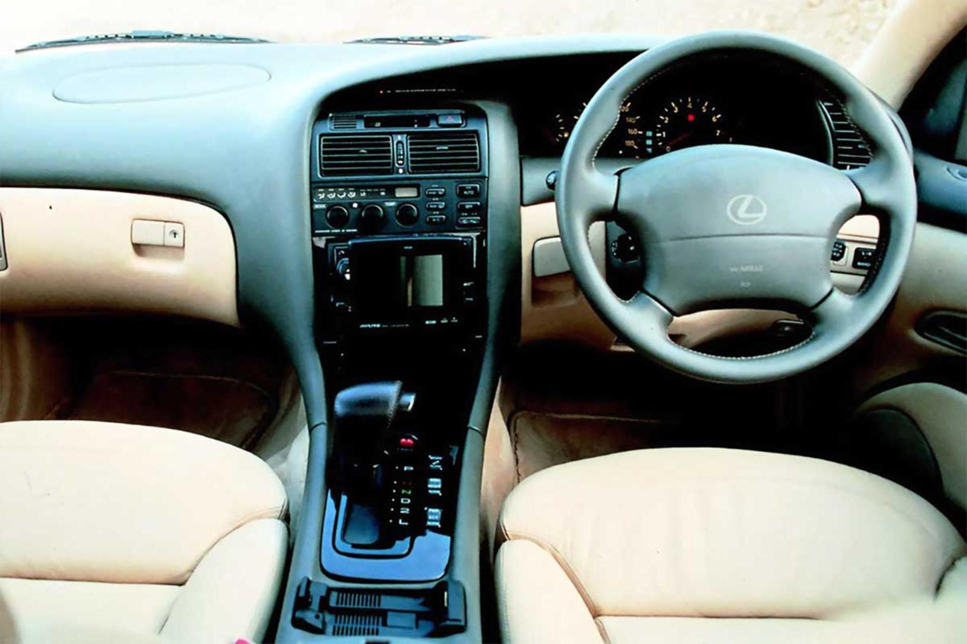 لکسوس لاندائو هاچ‌بک V8