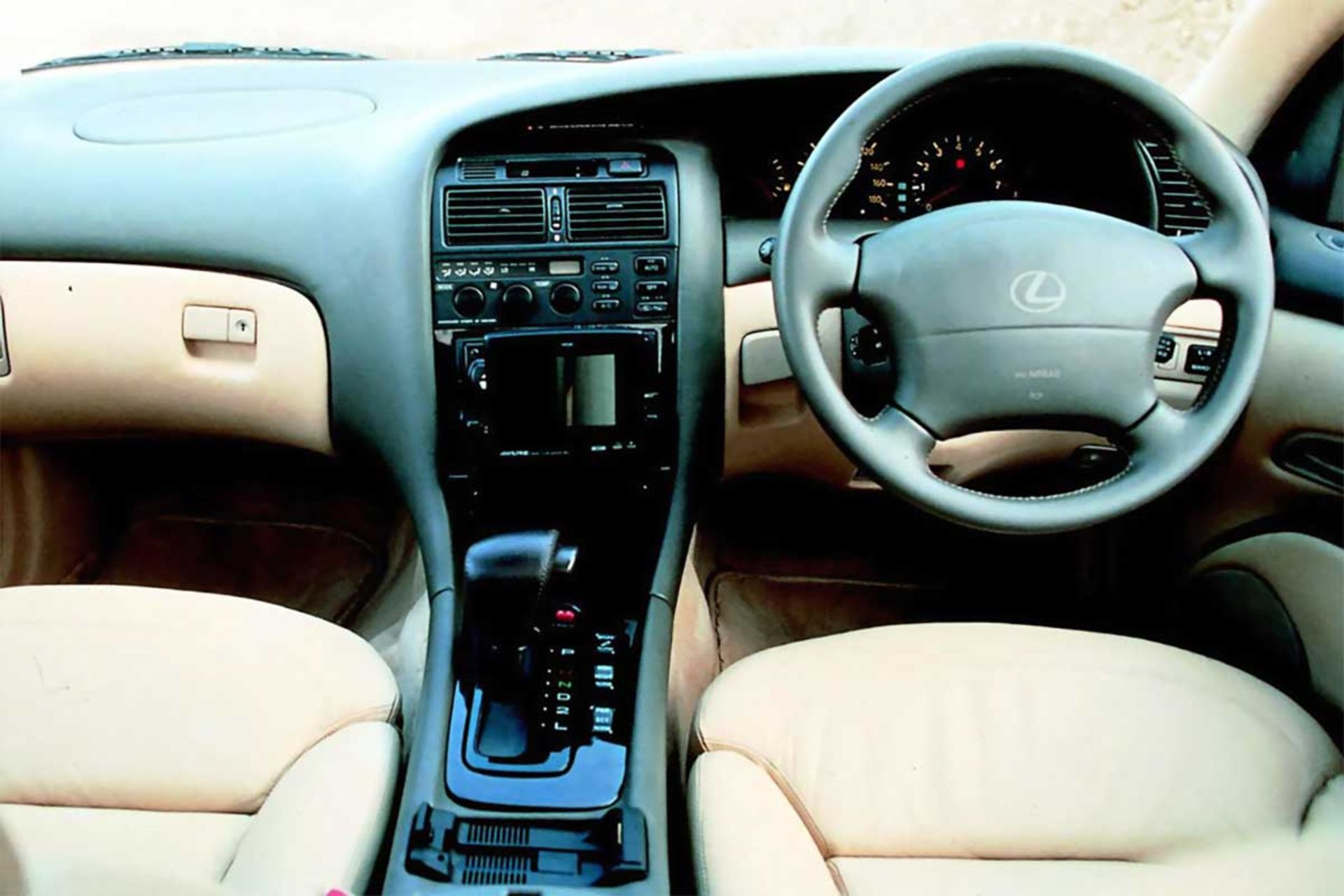 لکسوس لاندائو هاچ‌بک V8