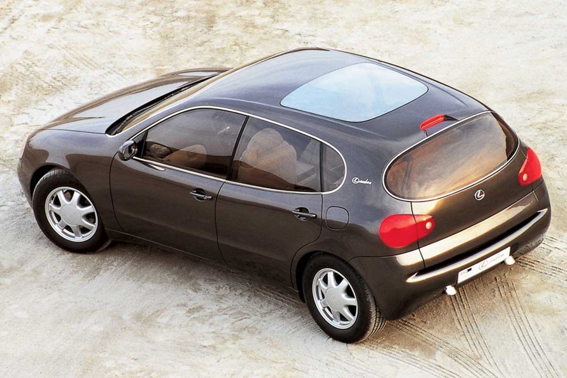 لکسوس لاندائو هاچ‌بک V8