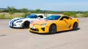 خودروهای اسپرت لکسوس (Lexus LFA) زرد و دوج (Dodge Viper) سفید با خطوط آبی در پیست