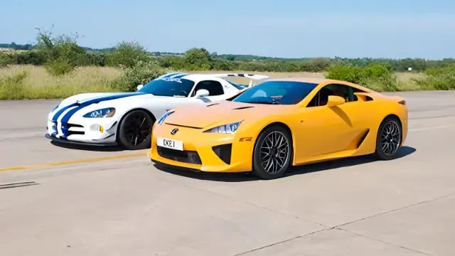 خودروهای اسپرت لکسوس (Lexus LFA) زرد و دوج (Dodge Viper) سفید با خطوط آبی در پیست