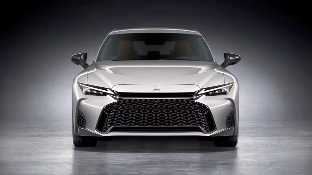 خودروی لکسوس (Lexus) با طراحی جلو و جلوپنجره مشبک در استودیو