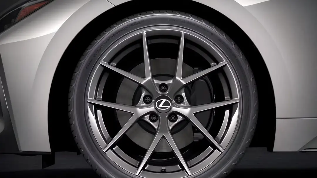 رینگ و لاستیک خودروی لوکس لکسوس (Lexus) در نمای نزدیک