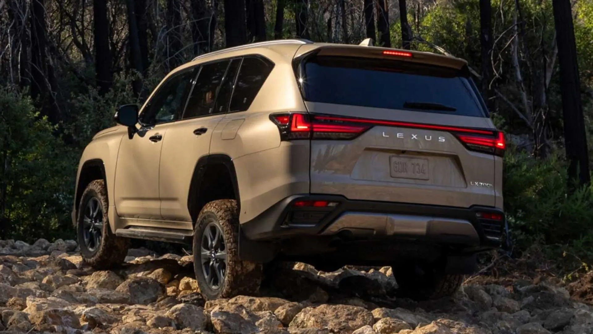 خودرو لکسوس (Lexus) LX مدل ۲۰۲۷ در حال حرکت در مسیر سنگلاخی جنگلی