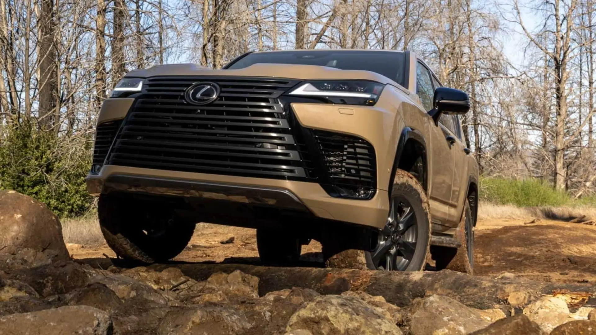خودرو لکسوس (Lexus) LX مدل ۲۰۲۷ در مسیر آفرود و صخره‌ای